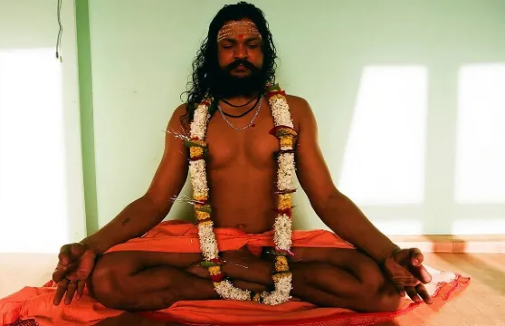 Siddharth 的團體瑜珈課程，適合從初學者到高級學員。