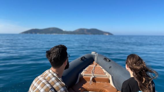 Viaje en lancha rápida a la isla de Sazan, la cueva Haxhi Ali y Karaburun