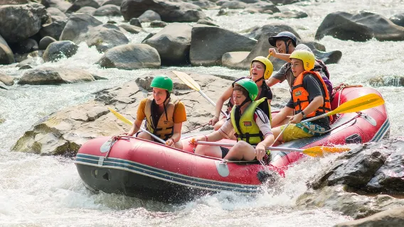 Tailandia, Chiang Mai: Excursión de un día con rafting en aguas blancas de 6/10 km en Mae Taeng, visita al campamento de elefantes y ATV