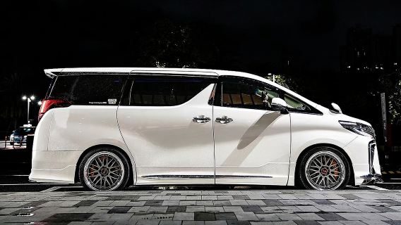 Voiture avec chauffeur de Shenzhen à Hong Kong/Hong Kong à Shenzhen, point à point/Véhicule commercial transfrontalier avec plaques des deux côtés, type de véhicule Toyota Alphard 7 places/Prise en charge à domicile/Trajet direct et passage rapide à la frontière.