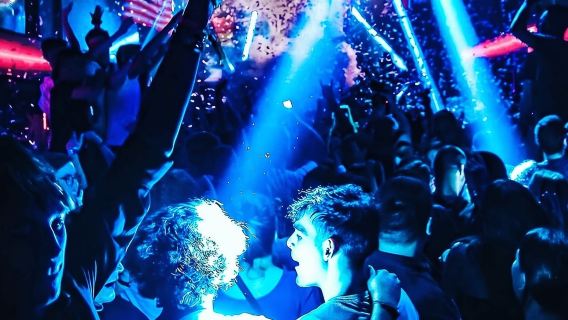 Pub Crawl Βαρκελώνη από την EVOLVE Η ΚΑΛΥΤΕΡΗ εμπειρία νυχτερινής διασκέδασης