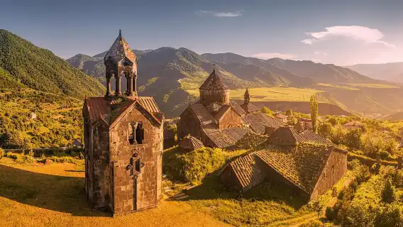 コーカサスコネクションツアー：エレバンからトビリシへ、アクタラ修道院を訪問