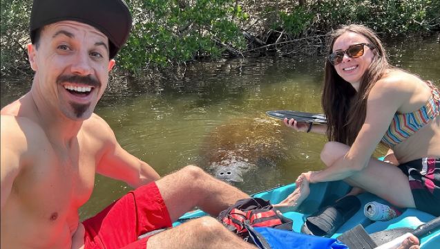 Экскурсия с приключениями по наблюдению за дельфинами и ламантинами на острове Мерритт.