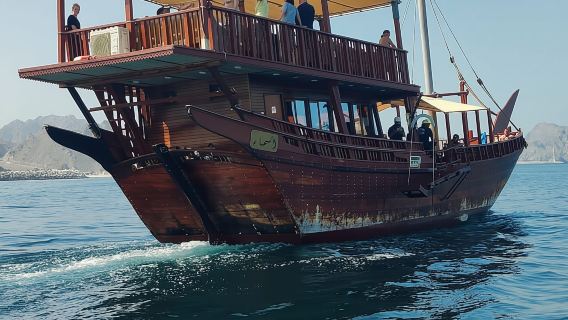 Muscat: crociera costiera e al tramonto in dhow dell'Oman