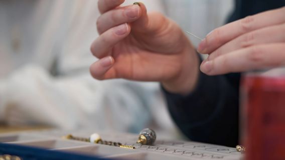 Париж: мастер-класс по изготовлению сувенирных браслетов на заказ