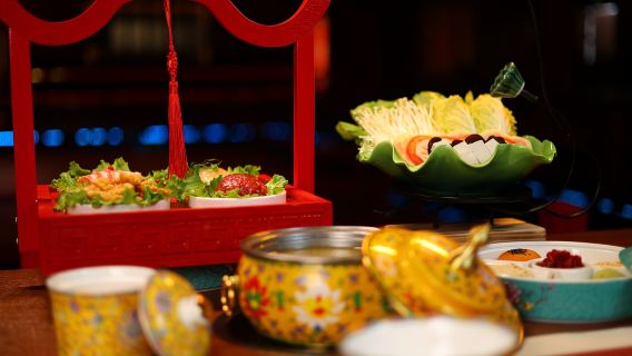 Yunnan Lijiang Royal Banquet [Kostenloses Buffet Dress-Up]: Eine Verschmelzung von alter und moderner Kultur mit exquisiten Köstlichkeiten.