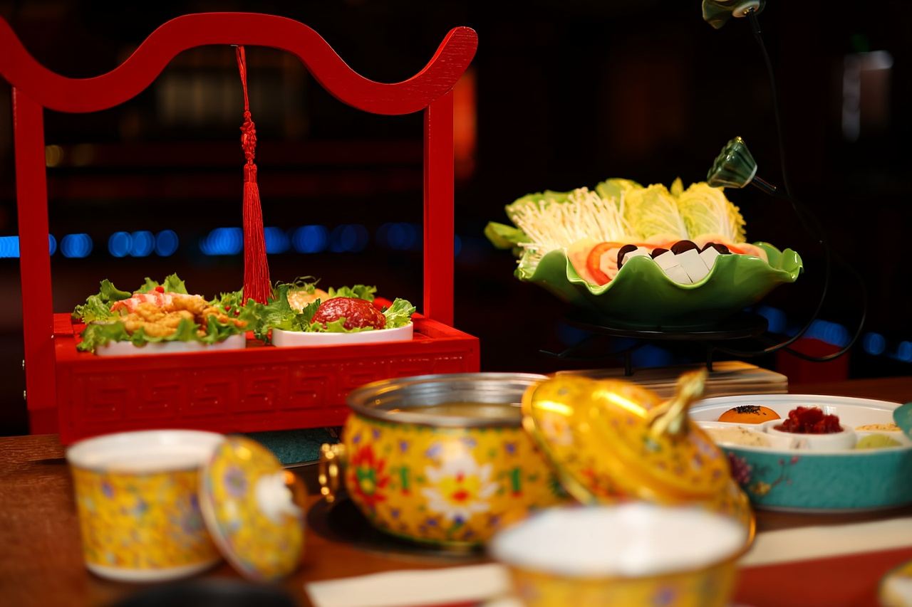 윈난 리장 황실 연회 [뷔페식, 정장 제공]: 고대와 현대 문화가 조화롭게 어우러진, 최고급 진미를 경험해 보세요.