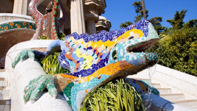 Sagrada Familia with access to Towers and Park Güell Guided Tour 