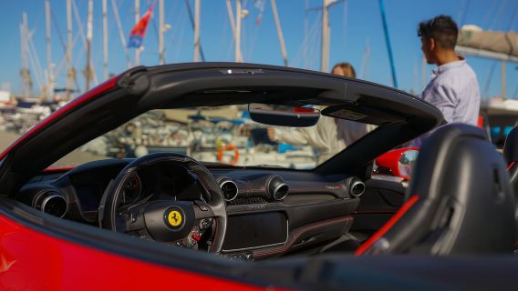 Barcelona: Ferrari-Autofahren & Segelerlebnis