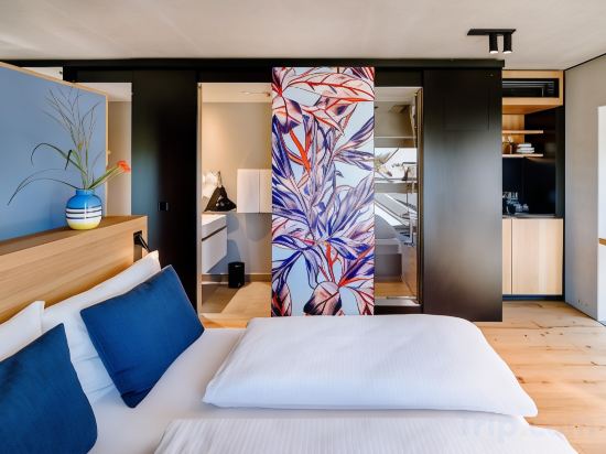 THE FLAG West M. Room Type - Business Studio