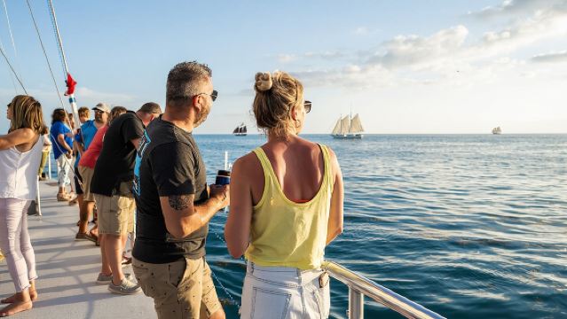 ล่องเรือชมพระอาทิตย์ตกที่คีย์เวสต์ พร้อมบาร์เครื่องดื่มไม่อั้น ดนตรีสด และอาหารว่าง