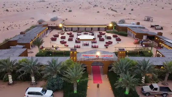 豪華沙漠探險含 BBQ 晚餐、現場表演及滑沙（可選貴賓休息區座位）