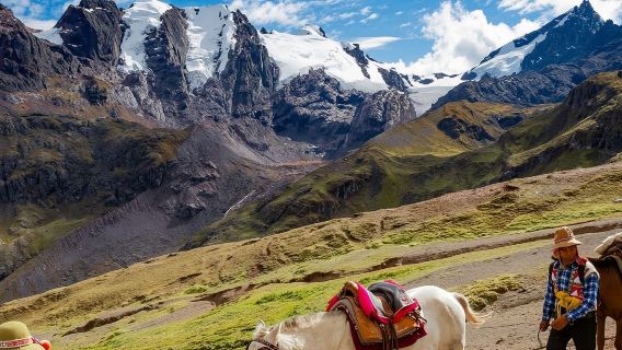 Balade à cheval dans la Montagne Arc-en-ciel + buffet