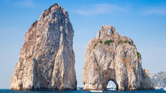 Da Napoli: gita di un giorno a Capri con traghetto e giro dell'isola in barca