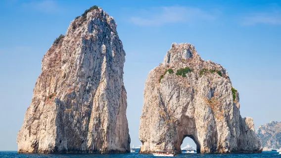 Da Napoli: gita di un giorno a Capri con traghetto e giro dell'isola in barca
