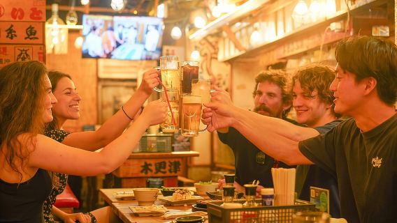 Tour dei bar di Tokyo a Shinjuku (bevande a volontà + cena)