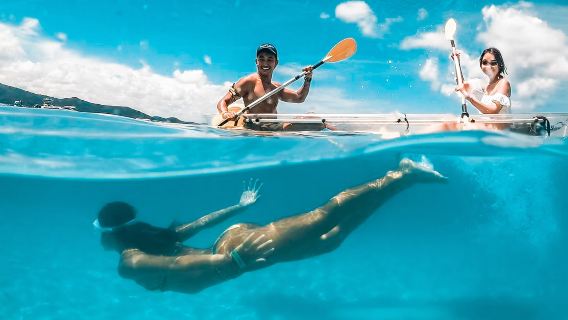Excursión de medio día a la isla Coral de Phuket y Banana Beach con esnórquel, parasailing y acceso a barco de cristal (comidas y traslados incluidos)