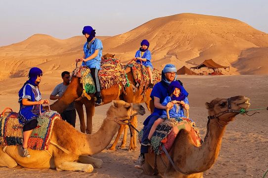 馬拉喀什阿加菲沙漠：晚餐秀、四輪摩托車和駱駝騎行。