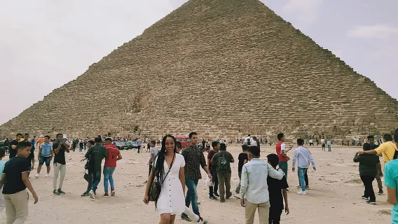 Piramide privata di 4 ore con pranzo e giro in cammello attraverso l'antica Giza