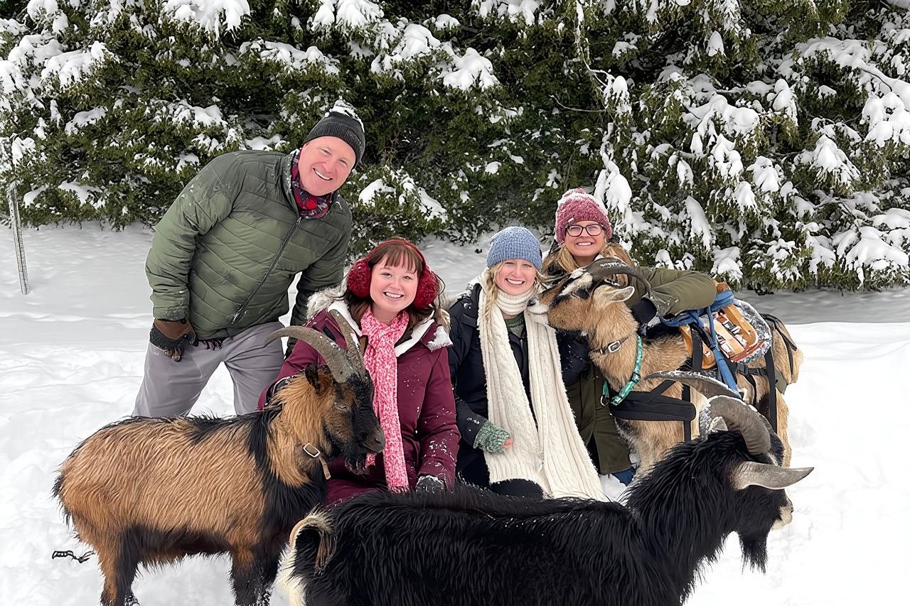 Excursión con raquetas de nieve junto a cabras montesas (actividad privada)
