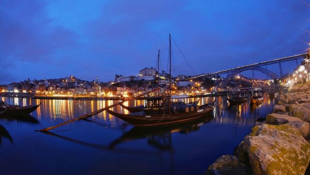 Visite nocturne du patrimoine de Porto avec spectacle de Fado et dîner inclus
