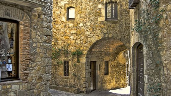 Barcelona: Tour Besalu, Costa Brava with Cami de Ronda and medieval villages