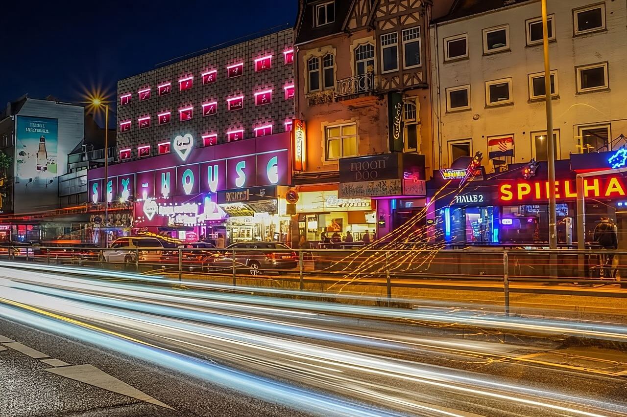Hamburg: Private St. Pauli Night Tour with Musical Dancer