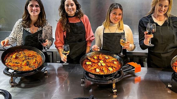 Paella Cooking Class, Wine Tasting & Central Market in Valencia