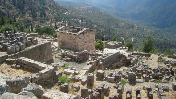 Delphi, Hosios Loukas Monastery full day private tour from Athens