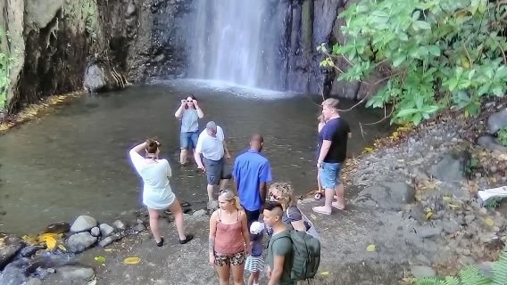 Cascada Darkview de Ronald Fraser, Piratas, Fuerte Charlotte y Playa