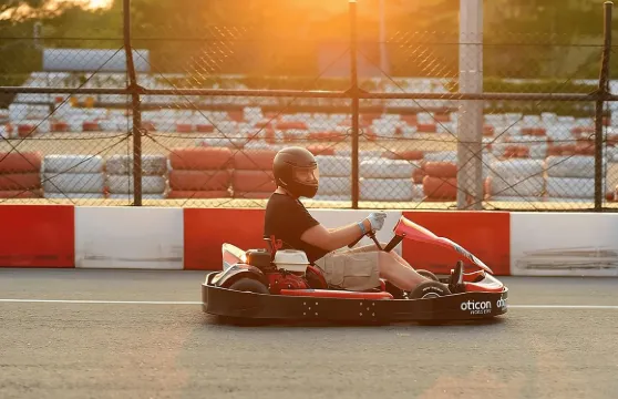在港口城市玩卡丁車