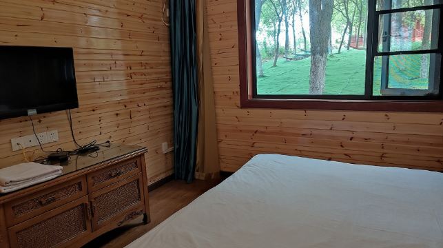 武漢梁子湖葫蘆島房車露營地·過夜露營【叢林木屋別墅/贈送燒烤/獨立衛浴/親子首選】