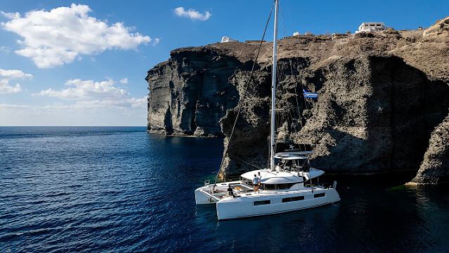 Pelayaran Eksklusif Katamaran Setengah Hari di Santorini dengan Makanan dan Open Bar