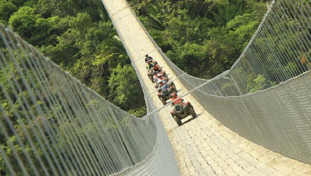Развлечения на квадроциклах и RZR на мосту Хорулло в Пуэрто-Вальярта.