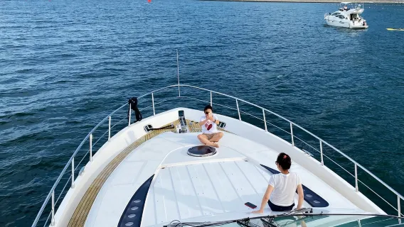 [Noleggio yacht a Shenzhen] Noleggio barca privata di lusso da 63 piedi a Dameisha per gite in mare (capacità 1-10 persone) [Bevande + piatto di frutta + KTV + esperienza di guida] Compleanni/proposte di matrimonio/affari, ecc.