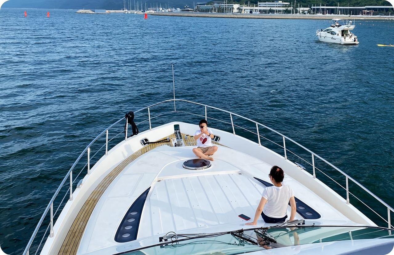 Shenzhen Yacht Rental: Dameisha 63-foot Luxury Yacht Charter (Capacity 1–10 people) for Sea Trips [Drinks + Fruit Platter + KTV + Driving Experience] for Birthdays/Proposals/Business, etc.