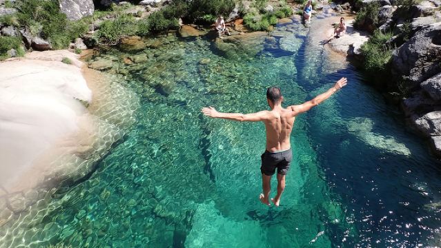 Wasserfall, Lagune und altes Dorf im Peneda-Gerês National Park