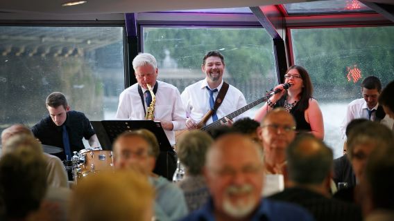 London: Pesiar Makan Malam di Sungai Thames dengan Pertunjukan Jazz Langsung