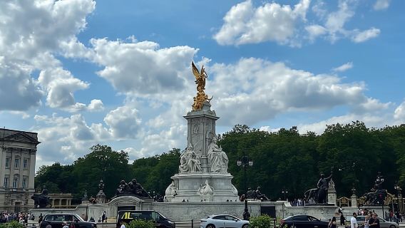 London: Guided Walking Tour with Changing Of The Guard