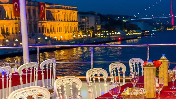Istanbul Bosporus: Dinner-Kreuzfahrt mit Folklore und Bauchtanz