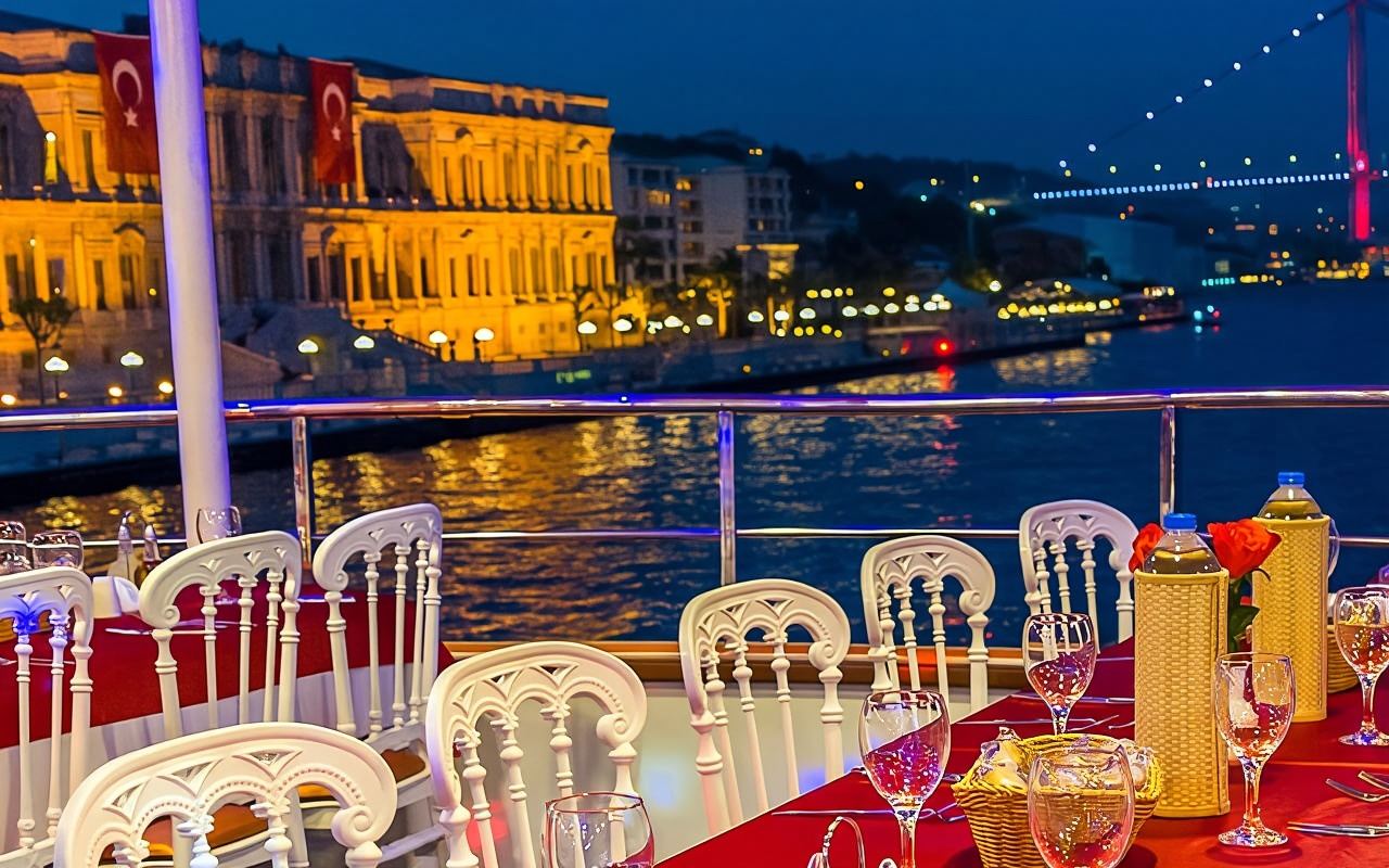 Croisière-dîner sur le Bosphore à Istanbul, folklore et danse orientale