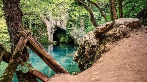 塞爾維亞東境之旅：中世紀修道院+雷瓦薩洞包車一日遊