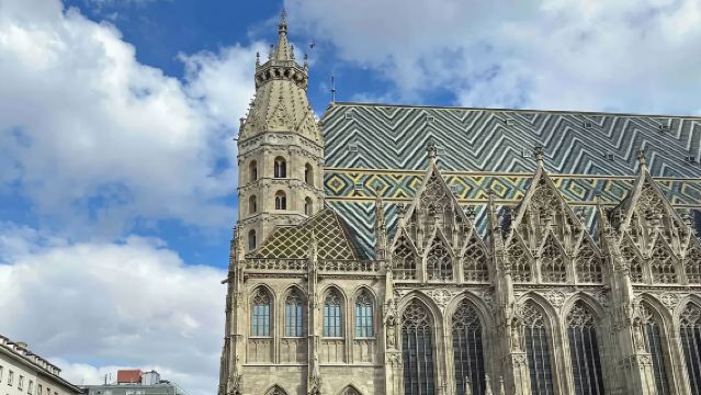 Perkhidmatan penterjemah profesional di seluruh Austria, temanan pelancongan, pemandu pelancong, penterjemah pameran, lawatan perniagaan dan rundingan, lawatan bebas dengan sambutan tempatan, dan penyesuaian peribadi eksklusif.