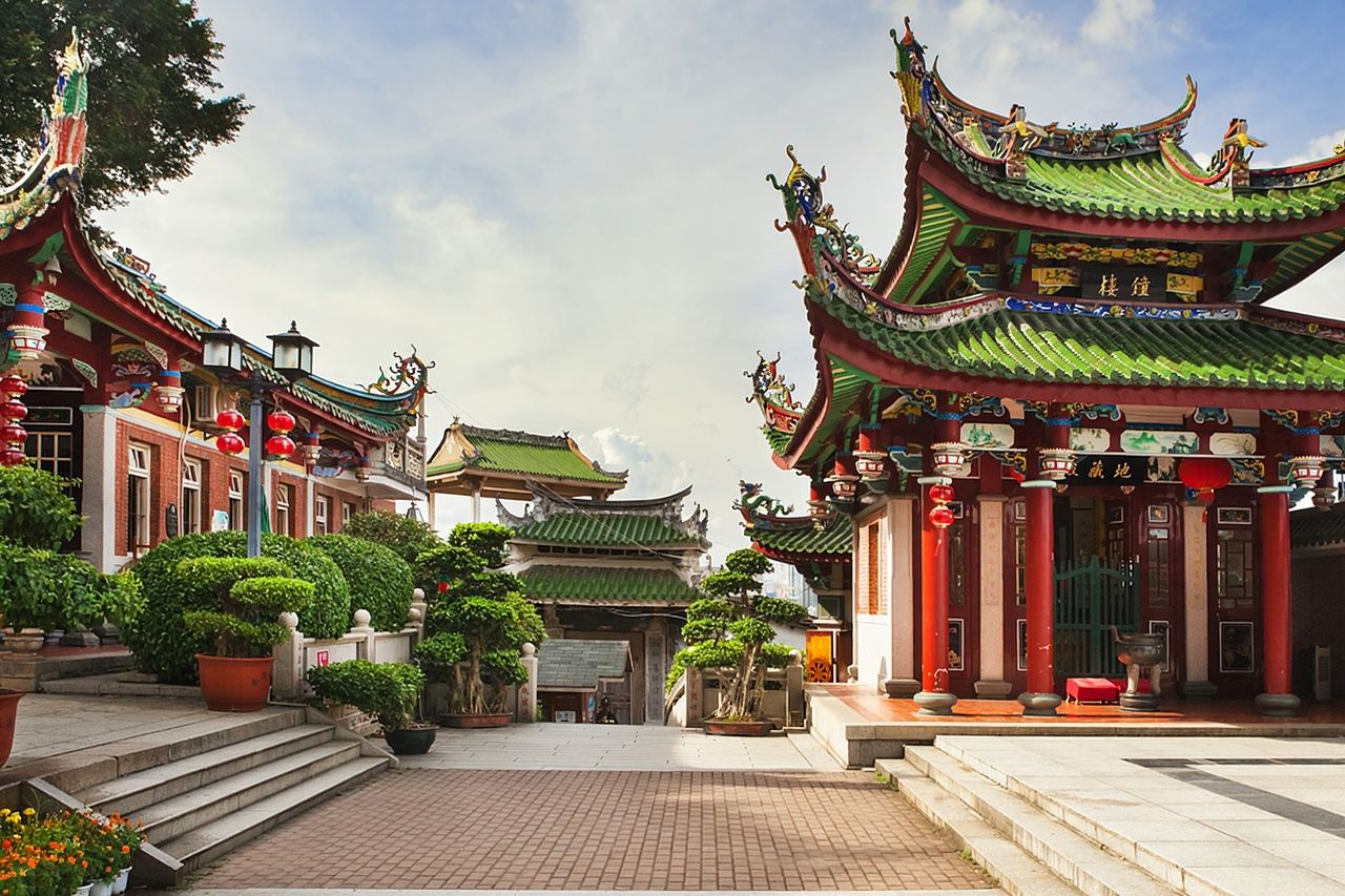Xiamen, Fujian 1-Day Private Tour: Gulangyu Island, Piano Museum, Nanputuo Temple, and Ring Road