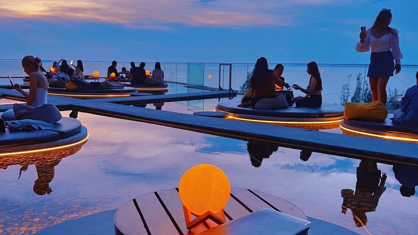 Pattaya Over the Moon Ristorante al tramonto sul mare Servizio di prenotazione