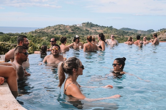 Sunday Funday Tamarindo Party Bus - Jelajah Pantai dan Kolam Renang
