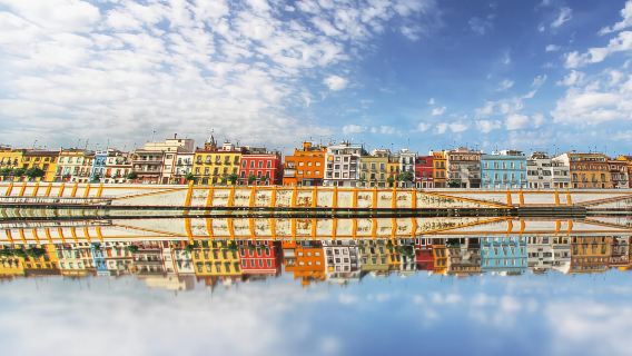 Visita a Triana La Flamenca. Incluye visita a los Corrales.