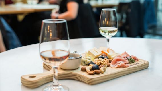 ポルトガルのタパスプレート付きポルトワインテイスティング体験