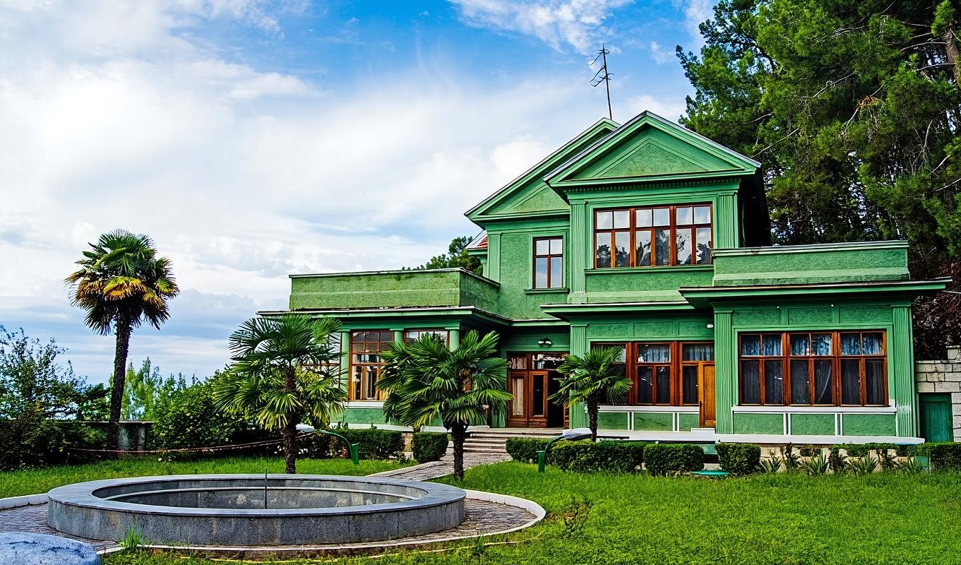 Stalin's Former Residence + Olympic Park + Rose Manor Day Tour