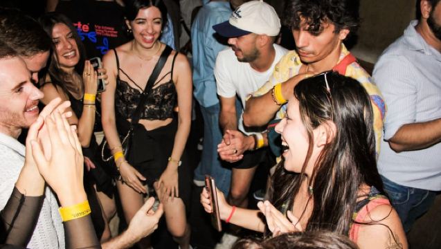 Oporto: Pub Crawl en 4 bares, 8 bebidas, juegos y entrada VIP a la discoteca